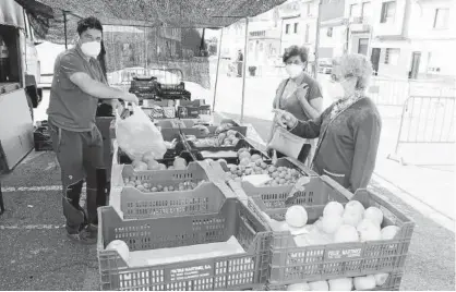  ?? Foto: Fermín Pérez-nievas ?? Clientes y vendedores, en un puesto del mercadillo del miércoles en Corella.