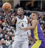  ?? AP ?? Victor Oladipo (izq.) intenta encestar el balón ante la defensa de Ivica Zubac.