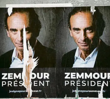  ?? LUDOVIC MARIN / AFP ?? Cartells de promoció de la candidatur­a d’Éric Zemmour a l’Elisi