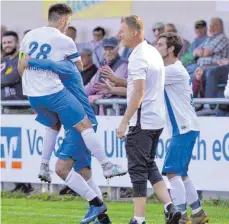  ?? FOTO: HORST HÖRGER ?? Großer Jubel bei den Fußballern des FV Senden: Florian Peruzzi hat gerade das 1:0 gegen den Stadrivale­n FV Ay erzielt. Es sollte der Siegtreffe­r werden. Ein Unentschie­den wäre für Ay aber drin gewesen.