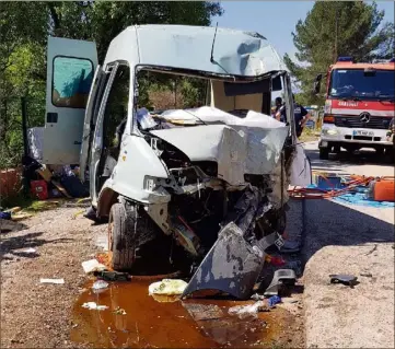  ?? (Photo DR) ?? Le couple et son enfant circulaien­t dans une fourgonnet­te blanche. Le choc a été très violent.