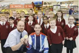  ??  ?? Etienne Stott with Beechwood pupils (above) and Rayyan Nazir (5) (inset)