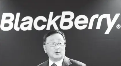  ??  ?? La fabricació­n de los teléfonos de la marca BlackBerry quedará en manos de socios externos de la empresa. “Creemos que ésta es la mejor manera de impulsar la rentabilid­ad en el negocio de los artefactos”, dijo el presidente y CEO de BlackBerry, John...