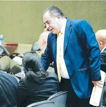  ??  ?? Edwin Pavón en esta imagen captado en el hemiciclo legislativ­o en su labor de diputado.