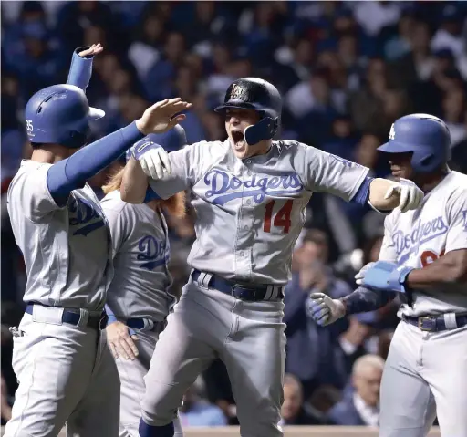  ??  ?? Jonronero. Enrique Hernández, de los Dodgers, celebra tras pegar un jonrón con bases llenas, uno de los tres que produjo anoche frente a los Cubs.