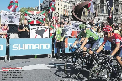  ??  ?? Tady není Španělsko ani
Francie! Někteří baskičtí diváci v Bilbau včera cyklistům na Vueltě připomněli, že by si přáli také nezávislé území. Foto: Profimedia.cz