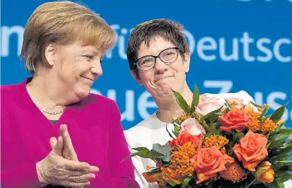  ?? DPA ?? Juntas. Merkel aplaude a Annegret Kramp-Karrenbaue­r, ayer, tras ser electa secretaria general de la CDU.