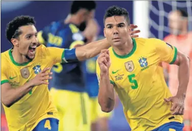  ??  ?? Marquinhos (a la izquierda) felicita a Casemiro por el gol que daba el triunfo a Brasil sobre Colombia.