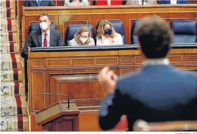  ?? CHEMA MOYA / EFE ?? El líder del PP, Pablo Casado, ante Pedro Sánchez, Nadia Calviño y Yolanda Díaz, en la sesión de control ayer en el Congreso.