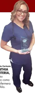  ??  ?? CYNTHIA RENTERIA, con su trofeo como la Enfermera del Año.