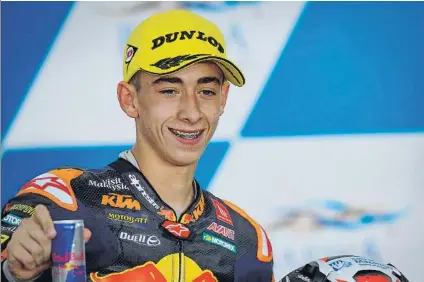  ?? FOTO: EFE ?? El murciano Pedro Acosta, de sólo 16 años, vencedor saliendo desde el pitlane. Una hazaña para la historia del motociclis­mo mundial