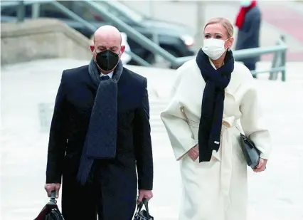  ?? EFE ?? Cristina Cifuentes junto a su abogado, José Antonio Choclán, ayer, a la llegada al juicio en la Audiencia Provincial de Madrid