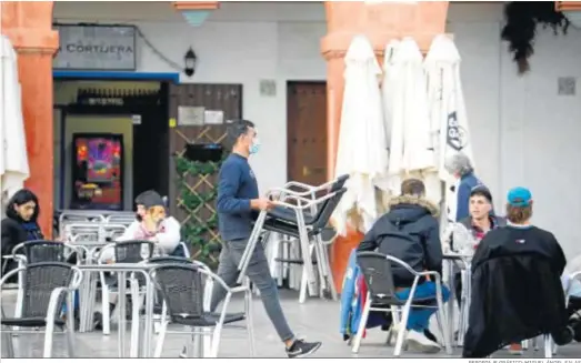  ?? REPORTAJE GRÁFICO: MIGUEL ÁNGEL SALAS ?? Un trabajador recoge una terraza en La Corredera.