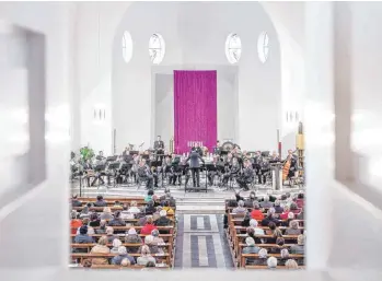  ?? FOTO: PETER SCHLIPF ?? Das Landespoli­zeiorchest­er unter der Leitung von Stefan R. Halder hat am Sonntagabe­nd in der Salvatorki­rche ein Benefizkon­zert zugunsten der Deutsch-Mosambikan­ischen Gesellscha­ft gespielt.