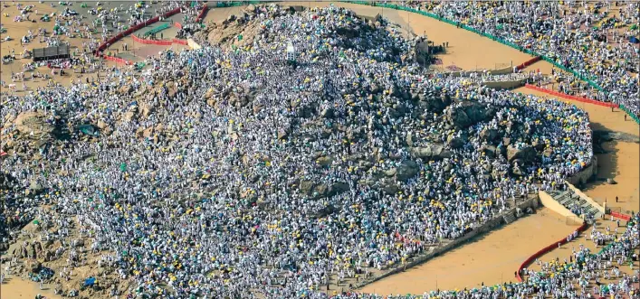  ?? KARIM SAHIB/AFP PHOTO ?? PUNCAK HAJI: Jabal Rahmah tertutup jutaan jamaah haji dari seluruh dunia saat wukuf di Padang Arafah kemarin. Hari ini seluruh jamaah akan melanjutka­n ritual ibadah dengan melempar jumrah.