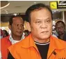  ?? DIMAS MAULANA/JAWA POS ?? BERKAS LENGKAP: Ibnu Ghofur (depan) dan Totok Sumedi di Bandara Juanda kemarin.