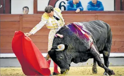  ?? ?? Antonio Ferrera se abandona con la derecha en la faena al cuarto, B(V)agonero de bautismo // PLAZA 1