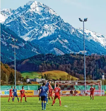  ?? Foto: Günter Jansen ?? Vor wundervoll­em Bergpanora­ma gewann der TSV Rain das Spiel beim 1. FC Sonthofen mit 1:0.