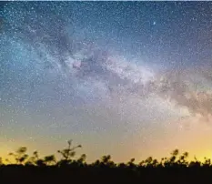  ?? Foto: dpa ?? Am Nachthimme­l gibt es viel zu entdecken: Mond und Sterne, Planeten, Sternschnu­ppen und sogar eine Raumstatio­n.