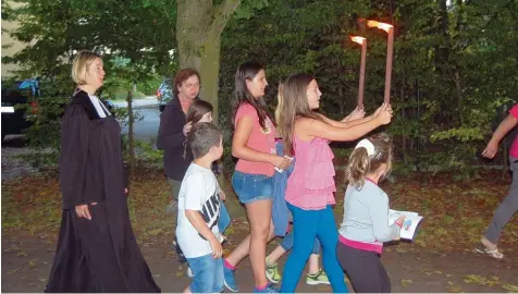  ?? Fotos: Andrea Collisi ?? Beim Johannesfe­uer der evangelisc­hen Gemeinde Königsbrun­n wurde das Licht der Osterkerze via Fackel aus der Kirche zum Feuerplatz getragen.