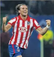  ??  ?? Forlán celebra uno de sus goles en Hamburgo.