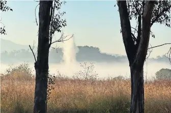  ?? ?? La columna de gasolina superó los 12 metros de altura y los vapores formaron una nube en un radio de 300 metros