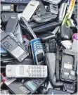  ?? FOTO: K. NIETFELD/DPA ?? 40 der Handys werden recycelt, drei wieder aufbereite­t.