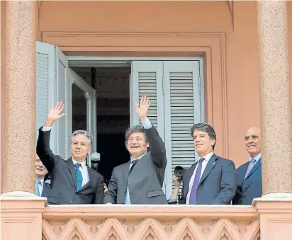  ?? GUILLERMO RODRÍGUEZ ADAMI ?? Saludo. Desde el balcón de la Casa Rosada, ayer, Blinken, Milei, Posse y Francos.