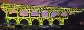  ??  ?? Il Ponte di Gard, a nord di Nîmes. A destra, l’itinerario di Dove tocca anche i confini con la Provenza, che da giugno regala lo spettacolo della fioritura dei campi di lavanda.