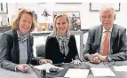  ?? FOTO: VB ?? Theodor Leuchten, Christiane Hoerdemann-Napp und Jessica Jüntgen (M.) beim Vertragssc­hluss.