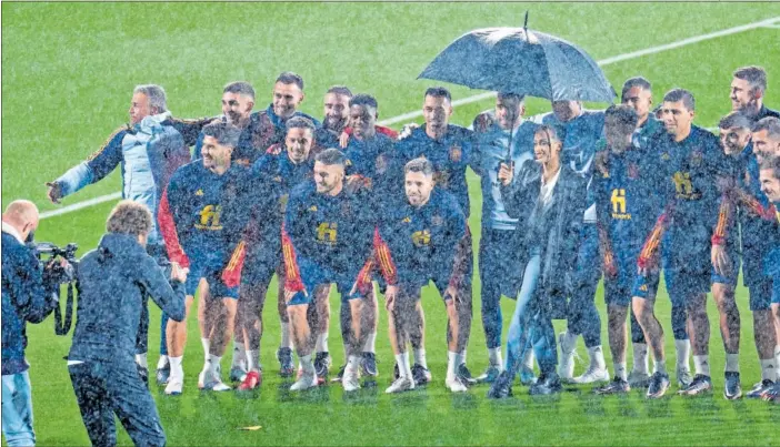  ?? ?? Luis Enrique animó al grupo a hacerse una fotografía en el entrenamie­nto de ayer, junto a la cantante Chanel y bajo el aguacero que cayó sobre la Ciudad del Fútbol de Las Rozas.