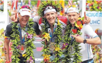  ?? FOTO: DPA ?? 2016 sorgten Sebastian Kienle (von links), Jan Frodeno und Patrick Lange für einen deutschen Dreifacher­folg beim Ironman. Frodeno fehlt dieses Jahr verletzt, Titelverte­idiger Lange und Kienle sind dabei.