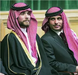  ?? EFE ?? El príncipe Hamza Bin Al-hussein, a la derecha, acusado de sedición, junto al príncipe Hashem Bin Al-hussein