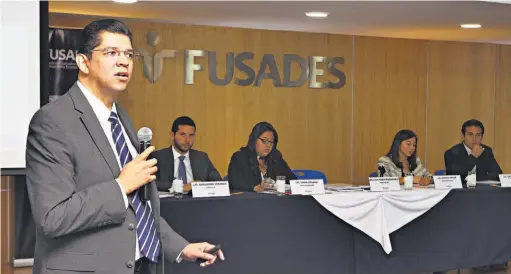  ??  ?? Evaluación. Luis Mario Rodríguez, director del DEP, de FUSADES, durante la presentaci­ón del informe. Lo acompañan investigad­ores.