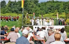  ??  ?? Beim großen Alphornblä­sertreffen in Engetried ist gestern auch ein Festgottes­dienst unter freiem Himmel gefeiert worden. Umrahmt wurde er von Alphornblä­sern und der Musikkapel­le Gschnitz aus Tirol. Die Predigt hielt Domdekan Dr. Bertram Meier.