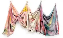  ?? CORCORAN COLLECTION ?? SAM GILLIAM: RELATIVE, 1968
Primer afroameric­ano
en representa­r a EE.UU. en la Bienal de Venecia (1972), Gilliam, nacido en 1933, formó parte de la Washington Color School, un movimiento que entre 19501970 propugnaba el estudio del color como
parte primordial de una no-figuración que ha sido definida como
abstracció­n lírica.