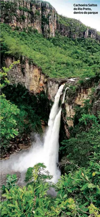  ??  ?? Cachoeira Saltos do Rio Preto, dentro do parque