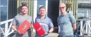  ?? ?? Mark Moloney (centre), the winner of MS35 in Limerick last weekend accepting his prize.