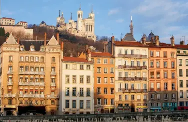  ??  ?? Le Vieux-Lyon, site historique classé patrimoine mondial de l’Unesco, a plus que jamais la cote. Ici, le quai Fulchiron sur le Rhône et la basilique Notre-Dame de Fourvière.