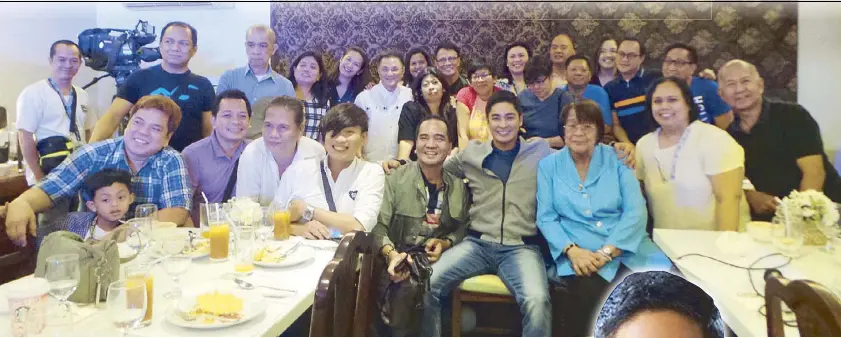  ??  ?? Coco Martin poses with movie writers close to him during a thanksgivi­ng merienda that he hosted Thursday afternoon at Victorino’s restaurant in Quezon City. The writers praised Coco for being grounded, unspoiled by fame and fortune, who knows how to...