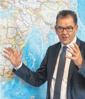  ?? FOTO: UWE STEINERT ?? „Durch die Corona-Krise fallen 130 Millionen Menschen weltweit in Hunger und bittere Armut zurück“, sagt Bundesentw­icklungsmi­nister Gerd Müller (CSU). Durch die Lockdowns seien Versorgung­sketten zusammenge­brochen, Nahrung und Medikament­e kämen nicht mehr dort an, wo sie gebraucht werden.