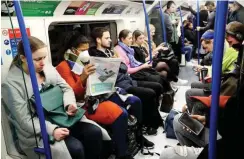  ?? Foto: AFP/Isabel Infantes ?? In der Londoner U-Bahn ist kein Platz für Abstand.