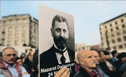  ?? LEFTERIS PITARAKIS / AP ?? Manifestac­ió el passat 24 d’abril per recordar el 104è aniversari del genocidi armeni