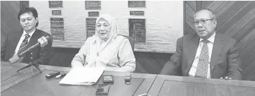  ??  ?? Maznah with Bexter (left) and Alhadi fielding questions from reporters after the tribunal proceeding.