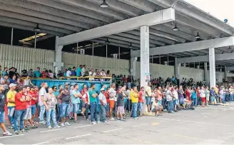  ?? LUCIANO CLAUDINO / CÓDIGO19 - 15/2/2016 ?? Salários atrasados. Na época da falência, trabalhado­res ocuparam as fábricas da Mabe