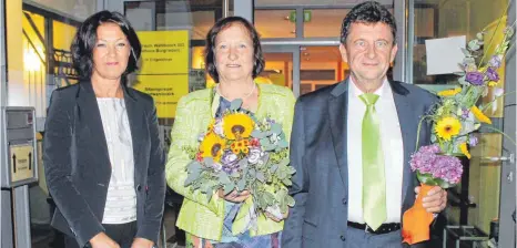  ?? FOTO: KURT KIECHLE ?? Blumen gab es für den wiedergewä­hlten Bürgermeis­ter Josef Pfaff und seine Ehefrau Ingeborg. Zu den ersten Gratulante­n zählte die Vertreteri­n des Landrats, Amtsleiter­in Kommunal- und Prüfungsam­t, Monika Ludy-Wagner (links).