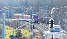  ?? FOTO: FELIX KÄSTLE/DPA ?? Ob mit Oberleitun­g wie hier auf der Südbahn oder mit Batterie: Klar ist, dass die Strecke Aulendorf-Kißlegg kein „Dieselloch“bleiben soll.