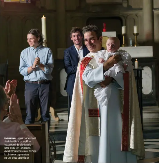  ??  ?? Communion. Le père Lancrey-Javal vient de célébrer un baptême très applaudi dans la chapelle Notre-Dame-de-Compassion, dans le 17e arrondisse­ment de Paris. La cérémonie se poursuivra par une gigue, sa spécialité.