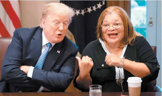  ?? JIM WATSON/AFP ?? El mandatario discute con la doctora Alveda King, sobrina del difunto líder Martin Luther King Jr., en un encuentro con pastores en la Casa Blanca.