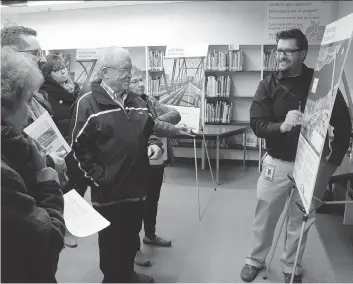  ?? MORGAN MODJESKI/ SASKATOON STARPHOENI­X ?? Saskatoon’s special projects manager Dan Willems explains plans for the Traffic Bridge at an open house at the Victoria Public School library Wednesday night. Residents had a chance to ask questions about both the Traffic Bridge replacemen­t and the...